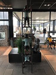 Beeld - Brons kinderen op een ladder 235cm