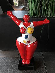 Beeld - Vrouw beschilderd rood