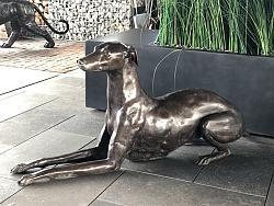 Beeld - Brons Hond liggend
