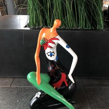 Beeld - Vrouw zittend beschilderd 45cm