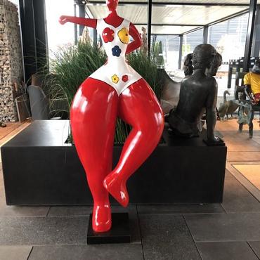 Beeld - Vrouw rood beschilderd 135cm