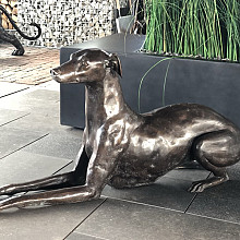 Beeld - Brons Hond liggend